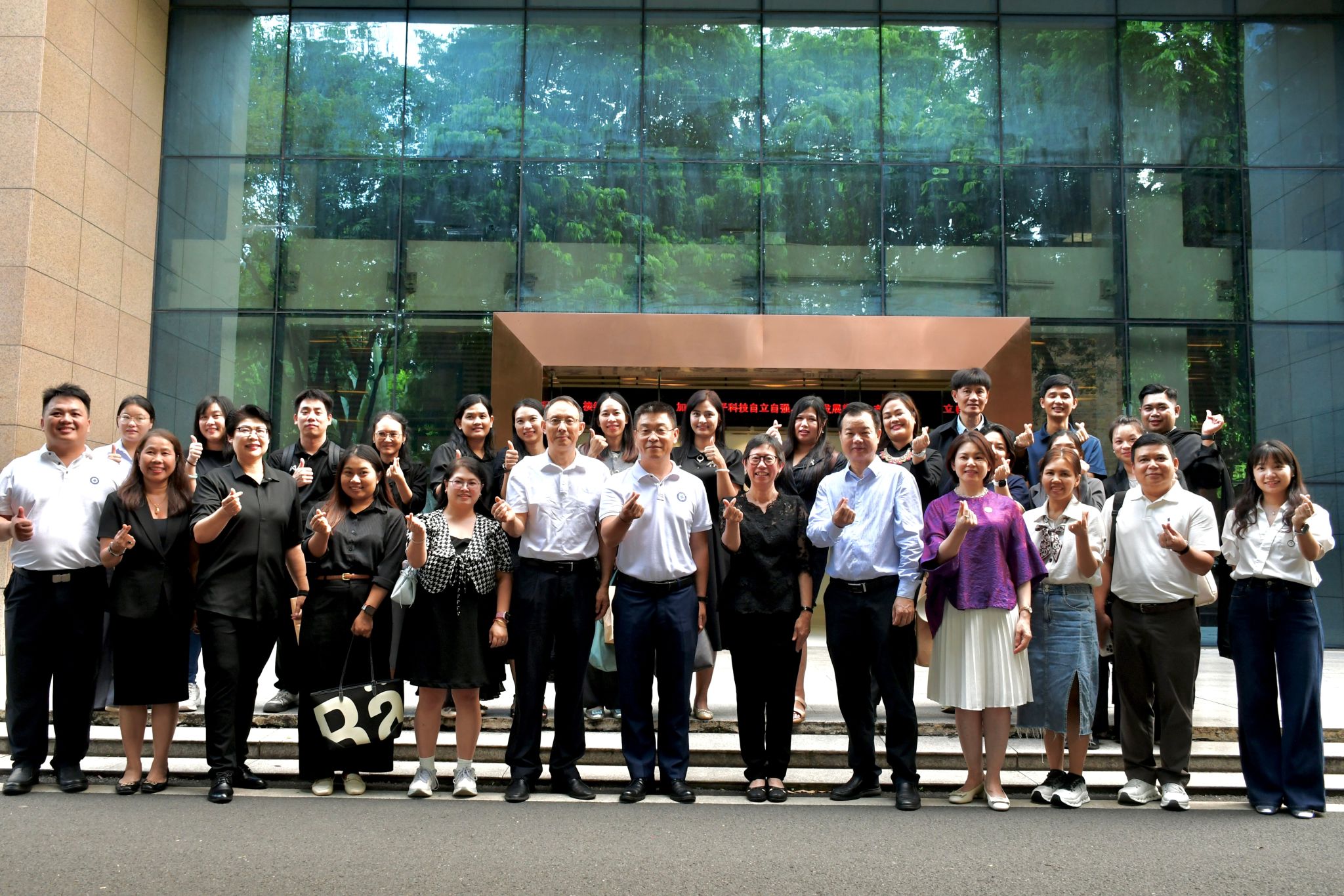 来访交流丨泰国教育代表团到访公司开展调研交流